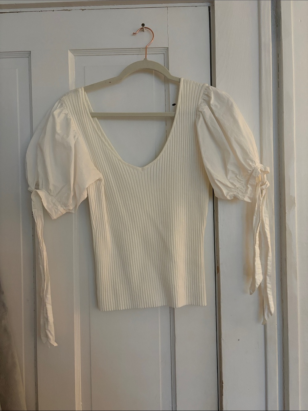 white Puff-Sleeve Ribbed V-Neck Top